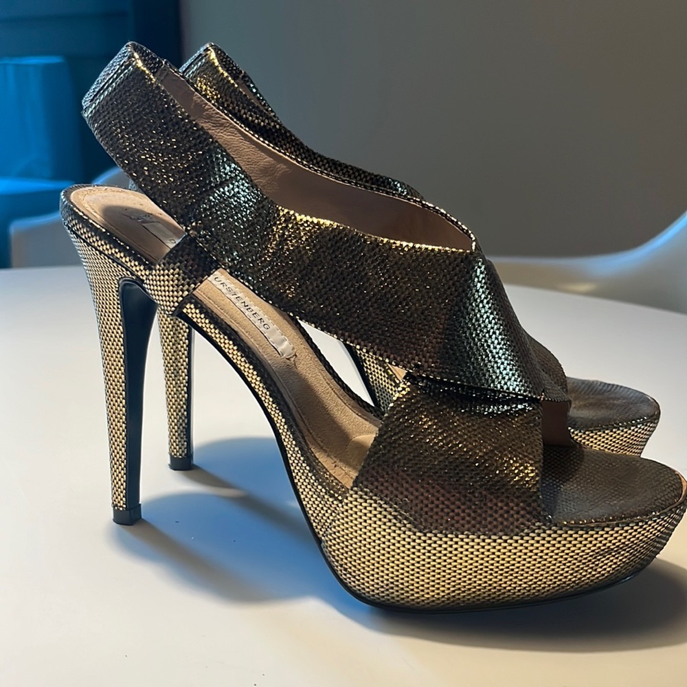 Sexy Diane Von Furstenberg gold leather heels 4.75 inches